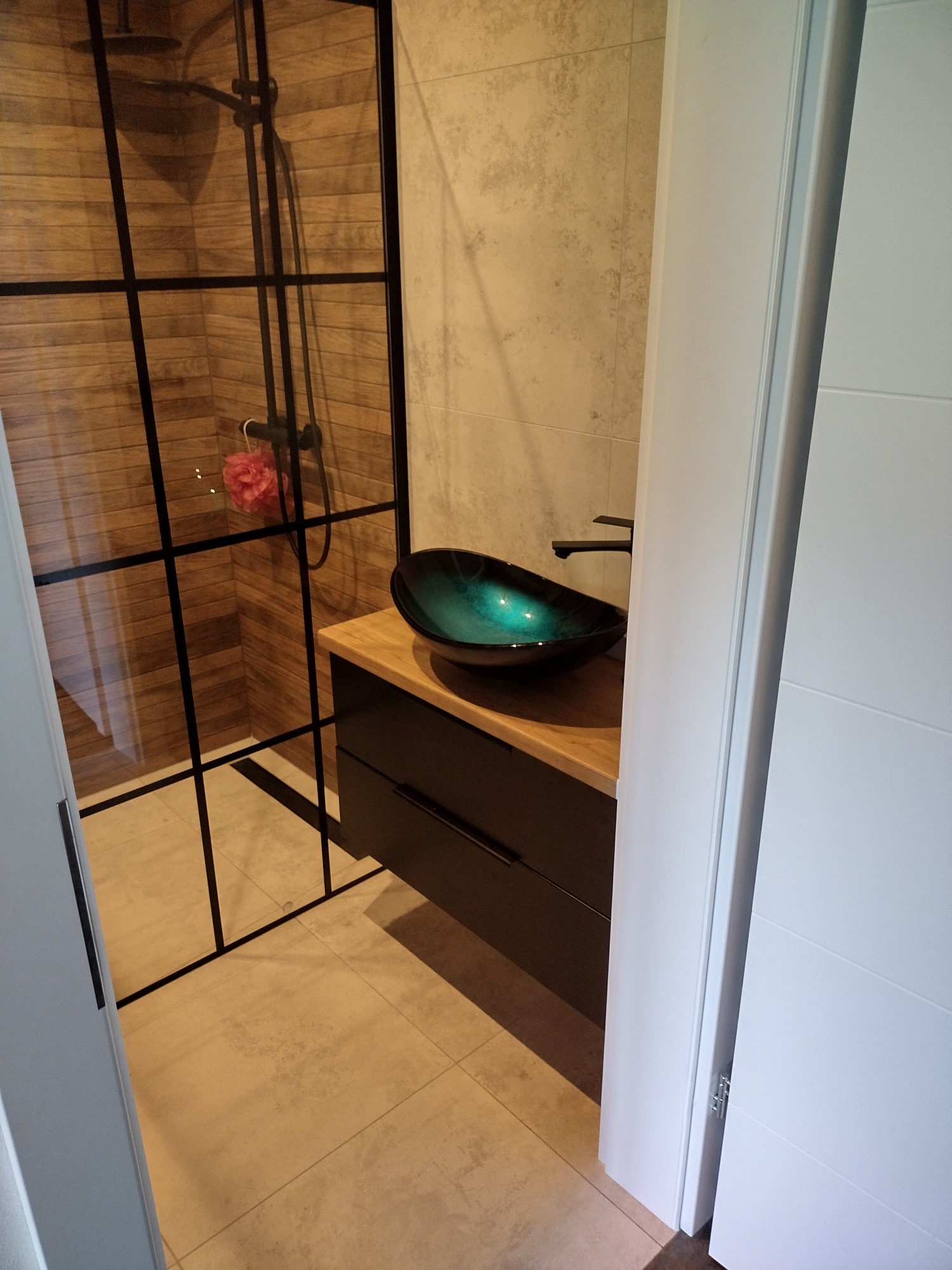 Łazienka z czarną szafką