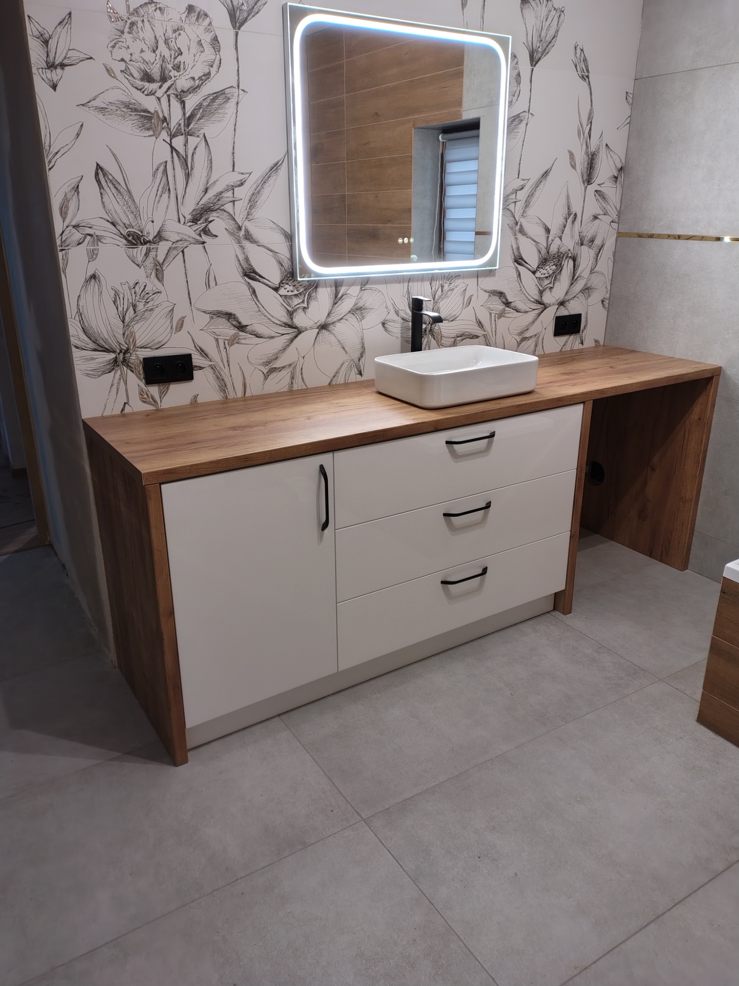 Łazienka z tapetą kwiatową