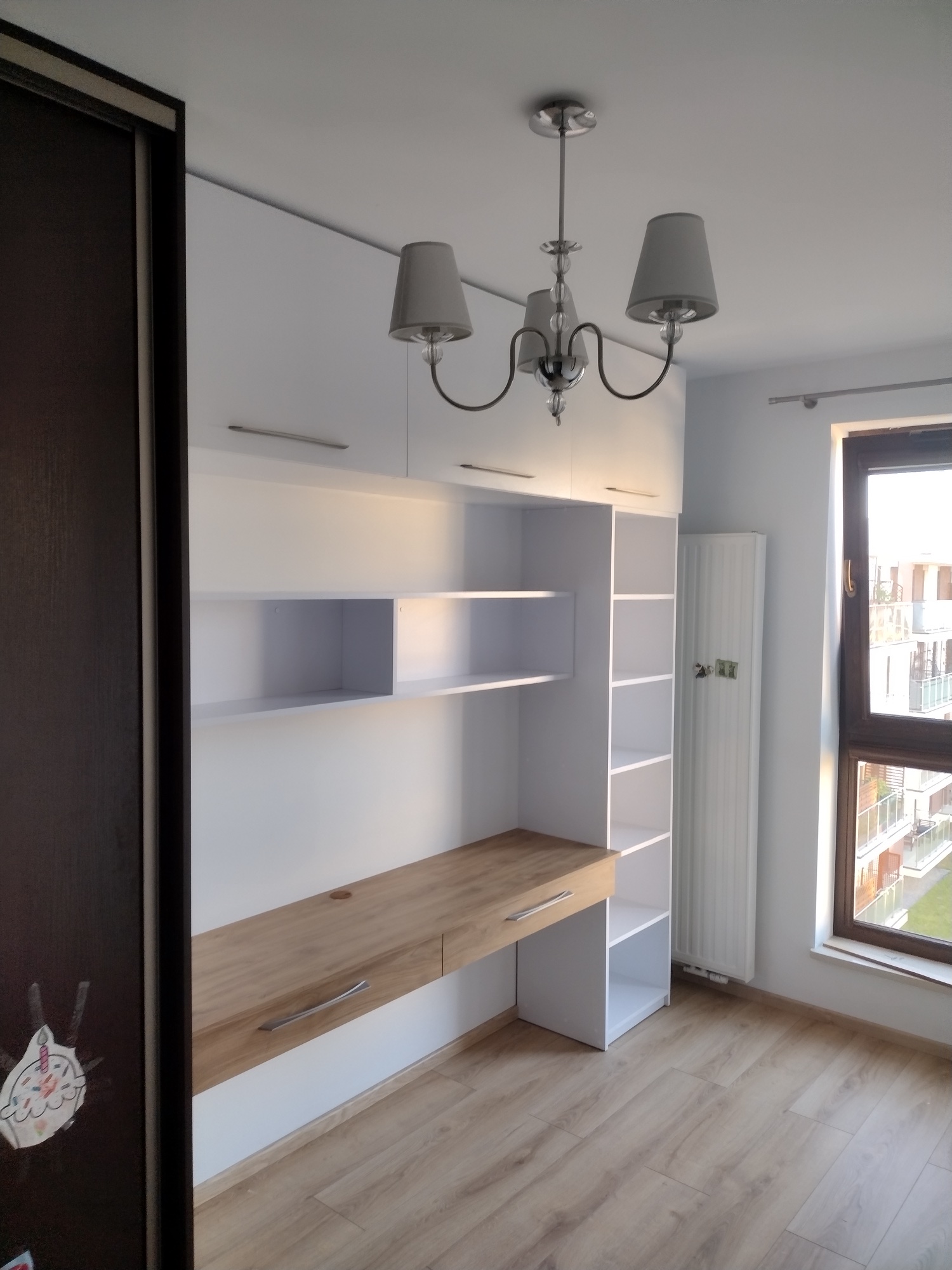 Białe biurko z półkami