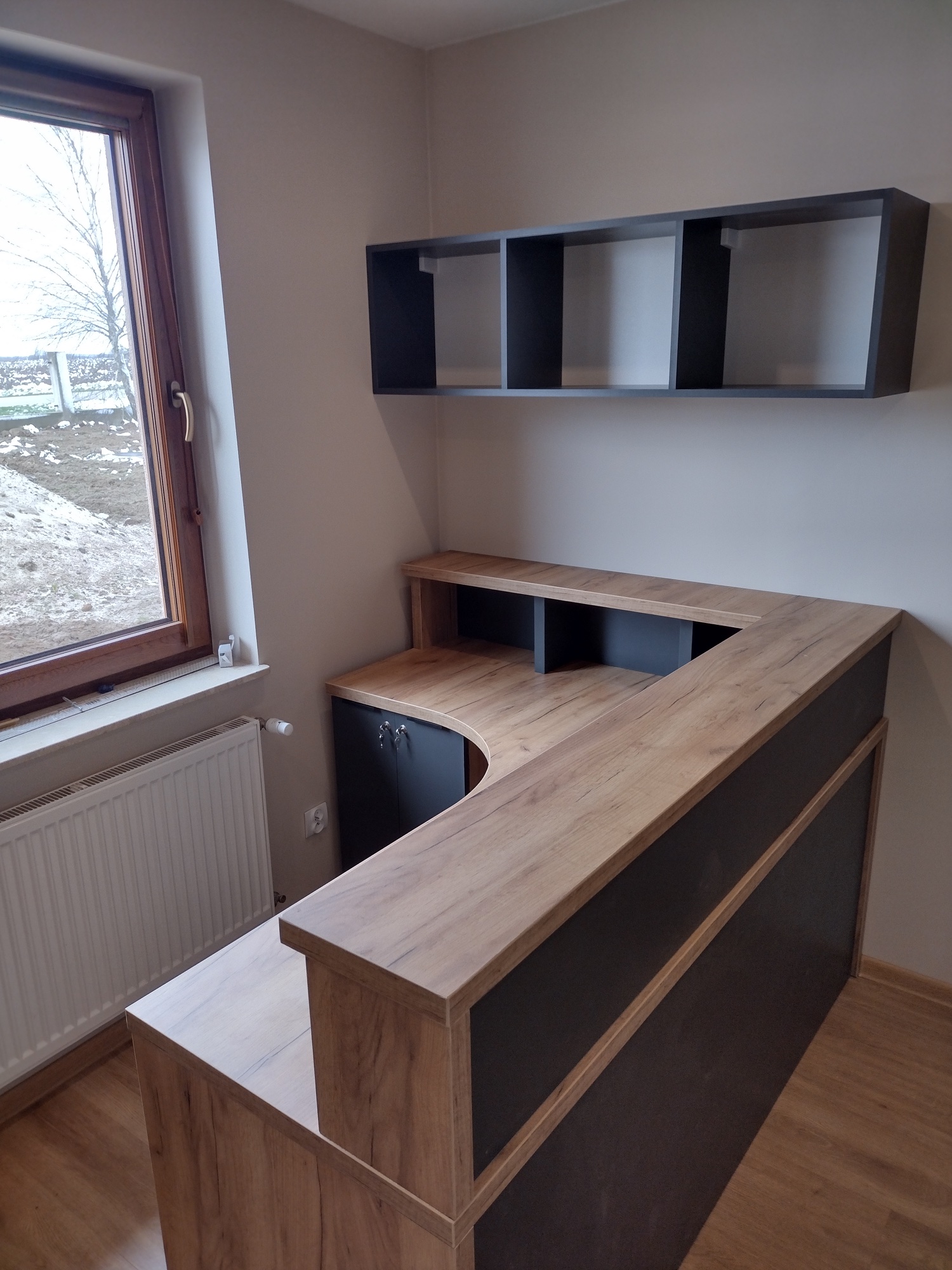 Biurko z czarnymi półkami